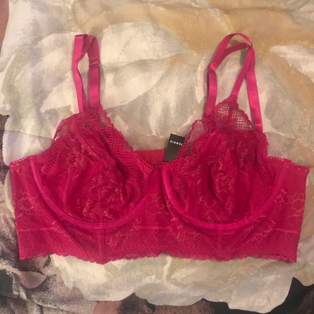 TORRID NWT FUSHIA STRAPPY UNDERWIRE BRALETTE SZ 1